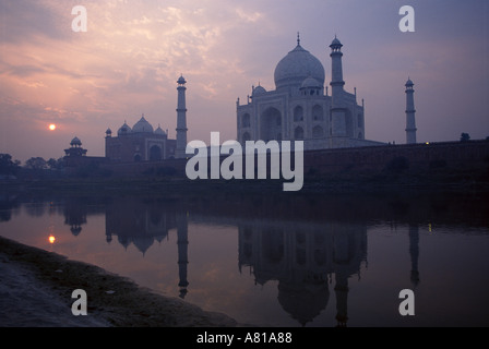 Taj Mahal all'alba ad Agra India Foto Stock