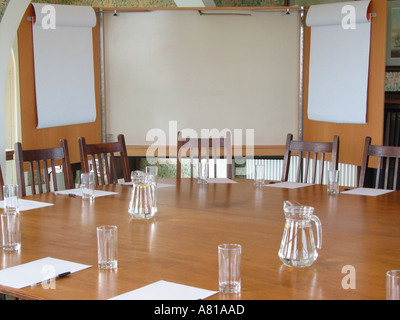 Tipica Sala riunioni Sala di formazione e un tavolo per conferenza impostato Foto Stock