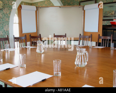 Tipica Sala riunioni Sala di formazione e un tavolo per conferenza impostato Foto Stock