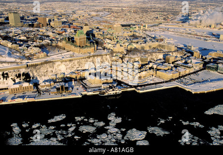 Canada, Provincia di Quebec, Quebec la città vecchia e il fiume San Lorenzo in inverno (vista aerea) Foto Stock