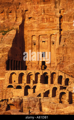 Tomba Di Seta, Petra, Giordania. Tramonto. Architettura scolpita da roccia solida. Um tomba con volte sotto Foto Stock