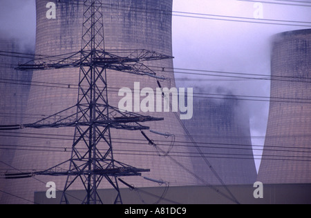 Ratcliffe su Soar Coal Fired power station vicino a Nottingham REGNO UNITO Inghilterra con tralicci e torri di raffreddamento emettendo vapore Foto Stock