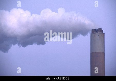 Fumo billowing da un camino a Ratcliffe su Soar Coal Fired power station nelle vicinanze Nottingham England Regno Unito Foto Stock