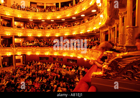Repubblica Ceca, Praga, il teatro nazionale (Narodni Divadlo) prima che la rappresentazione di un opera Foto Stock