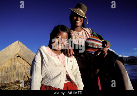 Il Perù, dipartimento di Puno, il lago Titicaca, indiani Uros che vivono su isole galleggianti realizzati con reed Foto Stock