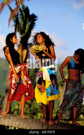 Isola Mauritius, giovani donne di Maurizio danza su un Palm tree Foto Stock