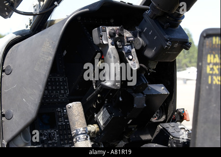Il cockpit di un AH 1W Super elicottero Cobra Foto Stock