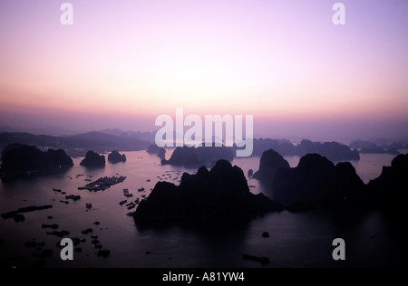 Il Vietnam, Quang Ninh provincia, lungo la baia, vista da Hong Gai distretto, lungo la città Foto Stock