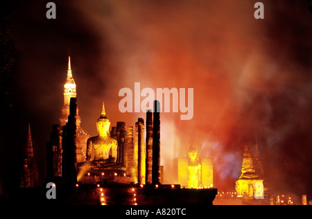 Thailandia, provincia di Sukhothai, Sukhothai, parco storico, spettacolo di suoni e luci per il Loi krathong festival Foto Stock