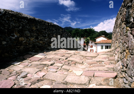 Francia, Pirenei Atlantiques, Saint Etienne de Baigorry, ponte romano Foto Stock