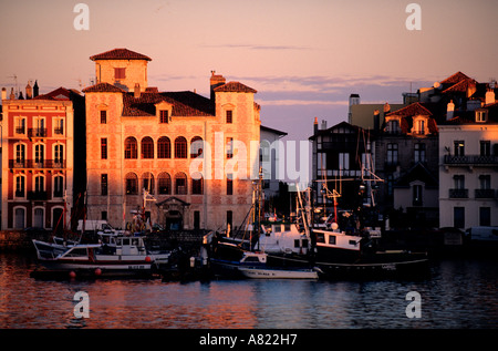 Francia, Pirenei Atlantiques, Saint Jean de Luz, porto di pescatori e la Maison de l'Infante (infanta casa) Foto Stock