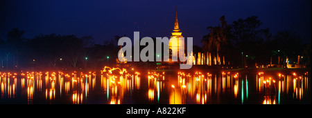 Thailandia, provincia di Sukhothai, Sukhothai, parco storico, spettacolo di suoni e luci per Loi krathong festival Foto Stock