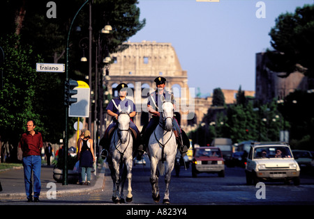 Italia Lazio Roma, i funzionari di polizia a cavallo sui cavalli Foto Stock