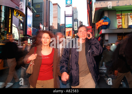 Giovane all'aperto holding hands Time Square Manhattan New York City USA NY NYC N Y N Y C negli Stati Uniti d'America USA US U S Foto Stock