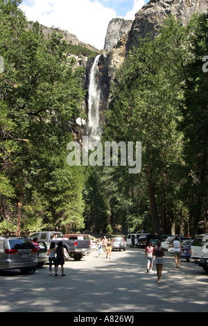 I turisti fanno la loro strada verso Bridal Veil Falls, Yosemite National Park, California, Stati Uniti d'America Foto Stock