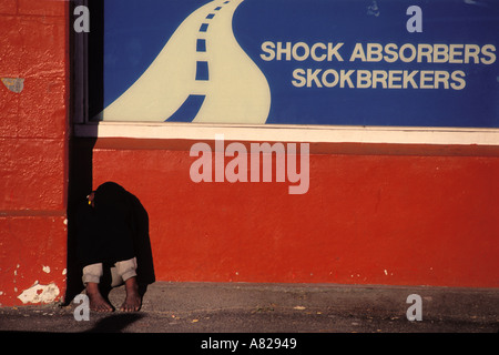 Sud Africa, Cape Town, scene di strada, uomo senza tetto Foto Stock