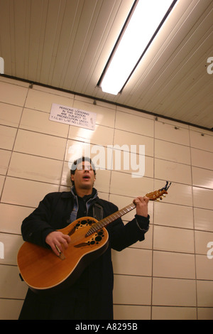 Musicista di strada svolge la sua chitarra in una stazione della metropolitana di Toronto in Canada Foto Stock