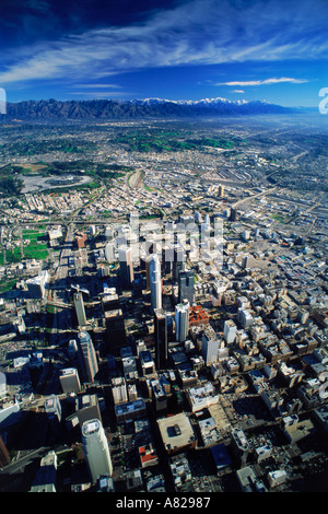 Vista aerea del centro cittadino di Los Angeles con coperta di neve Montagne di San Gabriel Foto Stock