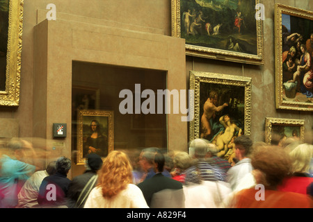 Per i visitatori in cerca di dipingere di Monna Lisa di Leonardo da Vinci in Gran Galleria del Museo del Louvre Foto Stock