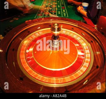 Il gioco d'azzardo al tavolo della roulette con patatine e ruota di filatura Foto Stock