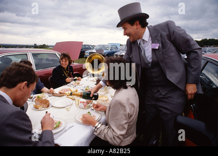 Un picnic nel parco auto al Derby giornata presso il Circuito di Gara di Epsom Surrey in Inghilterra Foto Stock
