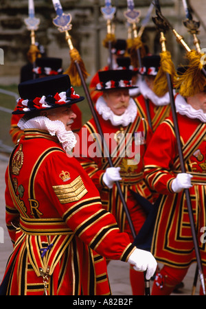 Beefeaters presso la Torre di Londra Inghilterra Foto Stock