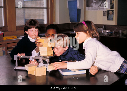 Gli studenti facendo una grade school science esperimento. San Paolo, Minnesota Foto Stock