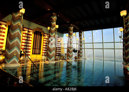 Dubai, Emirati arabi uniti, piscina della spa (diciottesimo piano) di Buj Al Arab hotel Foto Stock