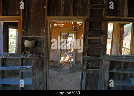 Edificio abbandonato alla vecchia miniera nell'Arizona meridionale Foto Stock