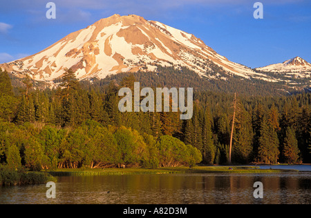 La luce del pomeriggio sul Monte Lassen e Manzanita Lake Pacific Anello di Fuoco Parco nazionale vulcanico di Lassen California Foto Stock