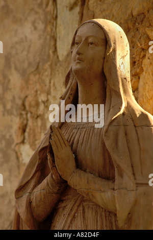 California, Carmelo, statua di Maria al di fuori del Carmelo la chiesa della missione. Foto Stock