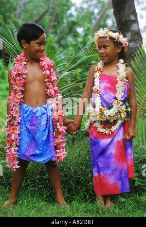 Polynesian ragazzo e ragazza 8-12 anni su Aitutaki in locali costumi di danza in Cook Islands South Pacific Foto Stock