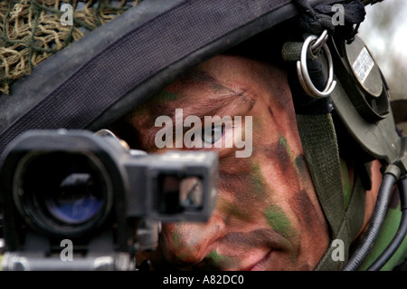 La guerra di Iraq preparati, Colchester caserma, Inghilterra. 2003 3 Para 16 Air Assault Brigade mostrare il loro kit. Foto Stock