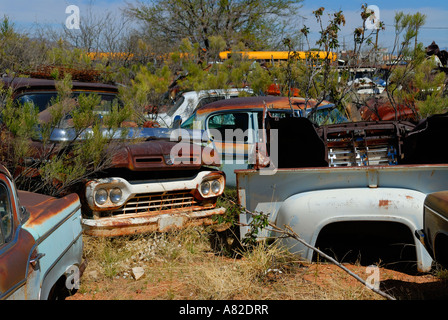 Old Ford pickup truck siede abbandonati nel deserto junkyard Foto Stock