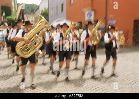 Bavarian Marching Band che suona musica tradizionale al Oktoberfest a Monaco di Baviera Foto Stock