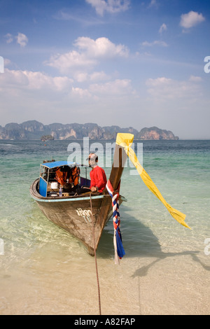 Lunga coda (Longtail) barca ormeggiata sulla riva Provincia di Krabi, Mare delle Andamane Thailandia. Foto Stock