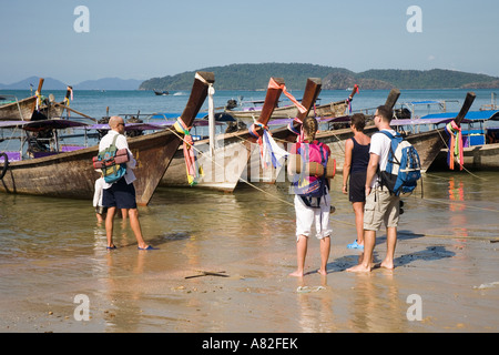 Imbarcazioni asiatiche a coda lunga; barche a coda lunga con ghirlande buddiste, turisti ad Ao Nang, provincia di Krabi, Thailandia, Asia Foto Stock