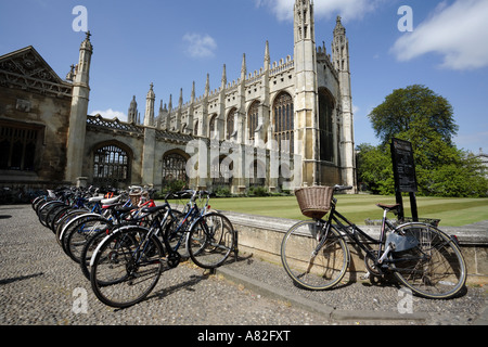 Le biciclette parcheggiate fuori Gonville e Caius College di Cambridge University, Regno Unito. Foto Stock