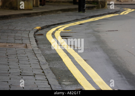 Doppie linee di colore giallo sul lato di una strada in Stratford upon Avon nel Warwickshire, Regno Unito Foto Stock