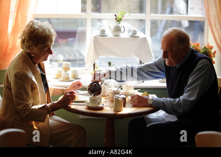 La città di Stow on the Wold nel GLOUCESTERSHIRE REGNO UNITO una coppia di anziani gustare il tè pomeridiano in 'Freebus' in Digbeth Street Foto Stock