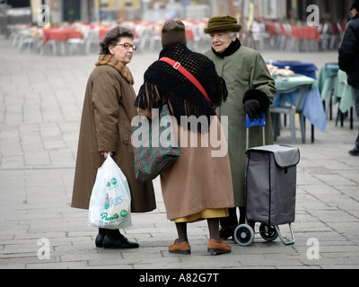Tre donne anziane parlando in una piazza di Venezia Italia Foto Stock