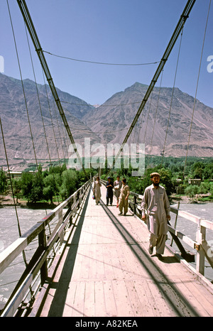 Il Pakistan Azad Kashmir Gilgit il vecchio stretto ponte di sospensione Foto Stock