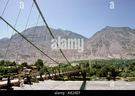 Il Pakistan Azad Kashmir Gilgit Suzuki ritiro attraversando il vecchio ponte di sospensione Foto Stock