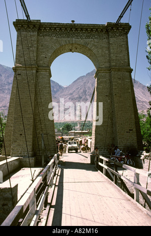 Il Pakistan Azad Kashmir Gilgit torre del vecchio di sospensione ponte che conduce a Gilgit Foto Stock