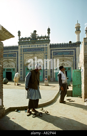 Il Pakistan a sud Punjab Bahawalpur adoratori in Cortile della moschea Foto Stock