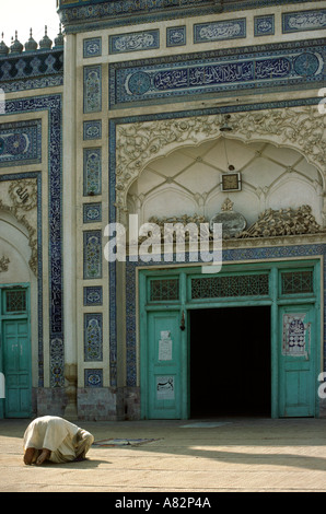 Il Pakistan a sud Punjab Bahawalpur uomo musulmano adorare in moschea Foto Stock