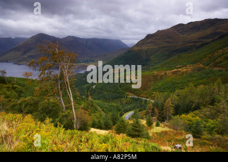 Vista dal Mam Ratagan passare verso le cinque sorelle di Kintail Foto Stock