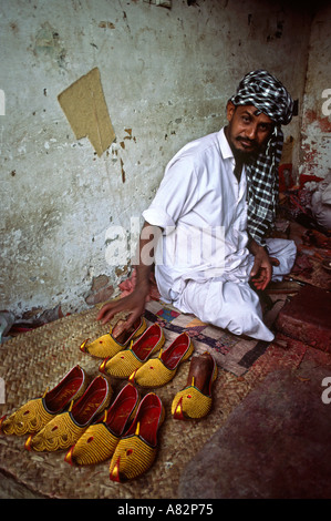 Il Pakistan a sud del Punjab Khussa Bahawalpur ricamato scarpa oro maker Foto Stock