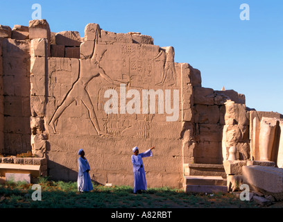 Due egiziani di uomini in Tempio di Karnak Egitto Foto Stock