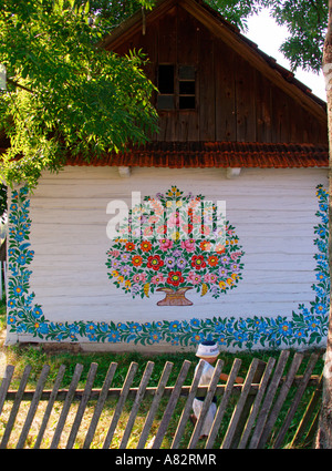 Dipinto a mano fiori su casa nel pittoresco Zalipie di Polonia Foto Stock